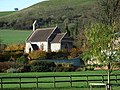 Typisk landskab i Wiltshire med St. Nicholas' Church ved landsbyen Huish.