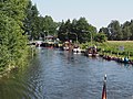 Deutsch: Boote warten vor der Vosswinkeler Schleuse am Kammerkanal. English: Boats are waiting in front of the lock on the Kammer Canal in Mecklenburgische Seenplatte, Germany.