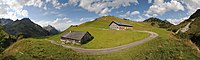 8: Il vecchio Sennalpe Batzen (edificio in basso) e il nuovo Alpe Batzen (edificio in alto), due chalet circondati dai pascoli di montagna a Schröcken, Bregenzerwald, Vorarlberg. User:Böhringer