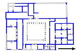 Plan du « Palais du gouverneur » de Jebel Khalid (Syrie séleucide, IIIe siècle av. J.-C.), organisé autour d'une cour péristyle centrale ; celle-ci est bordée au nord et au sud par deux corridors qui semblent être un emprunt à l'architecture orientale[204].