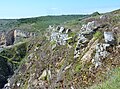 Plogoff : anciens murets de soutènement en sommet de falaises qui servaient notamment par le passé aux goémoniers pour hisser le goémon depuis le bas de la falaise près de Pors-Loubous.