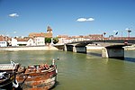 Vy över bron över Saône i byn Saint-Jean-de-Losne.