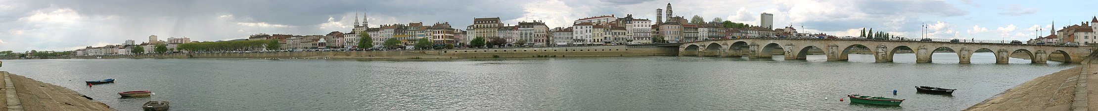 Mâcon gezien vanaf de river de Saône