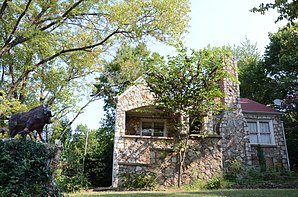 Sherman Bates House in Hardy (2015). Dieses 1940 errichtete Wohnhaus ist seit Dezember 1998 im NRHP eingetragen.[1]