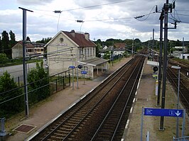 Zicht over de perrons, met het stationsgebouw.