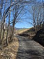 Monte Denai, località Bèrse. In questo luogo durante la Grande Guerra, nel dicembre del 1916, fu notato su un automobile il re Vittorio Emanuele III nel corso di una sua ispezione alle retrovie del fronte