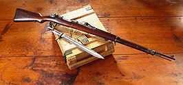 Gewehr 98 met bajonet en laadstrip van 5 patronen.