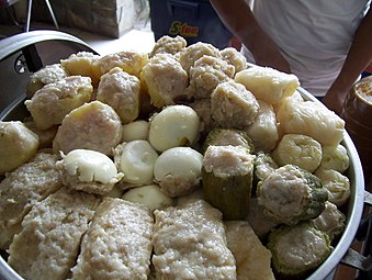 Varisi siomay kukus untuk dipilih; tahu, kentang, kubis, labu pahit, dan telur.