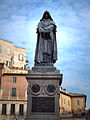 A máglyahalált szenvedett Giordano Bruno emlékműve a római Campo dei Fiori téren