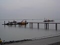 Der Bauhafen südlich der Niedersachsenbrücke. Im Hintergrund der Spülbagger Pirat X an einer schwimmenden Sandleitung