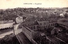 Groupe scolaire de Survilliers inauguré en 1890, avec la mairie au centre. Au fond à gauche la Grande Ferme.