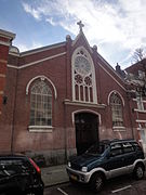 façade d'une église en brique