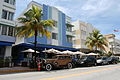 Photo de bâtiments Art déco dans une rue de Miami Beach.