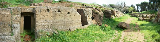 Vue panoramique de l'enceinte de la nécropole de Banditaccia.