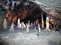 Stalagmitengruppe mit alter Stromleitung