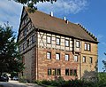 Das Schloß in Höfingen in Baden-Württemberg. Historischer Ortsrundgang Höfingen Nr. 23. Die Infotafel am Haus sagt: Im 11. Jahrhundert als Burg erbaut. 1395 durch Graf Eberhard den Milden zerstört, wieder aufgebaut und bewohnbar gemacht. 1582 zum Schloß ausgebaut, bis 1711 Stammsitz der Truchsessen von Höfingen. 1711 bis 1826 verschiedene Pächter, ab 1826 Freiherr Karl von Varnbühler, ab 1936 im Besitz des Grafen Leutrum, seit 1970 in Privatbesitz. }} English: The castle in Höfingen in the German Federal State Baden-Württemberg.