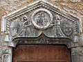 Architrave d'una porta di casa in Rue Émile Passeroni (Via Emilio Passeroni)