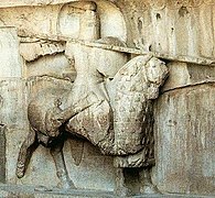 Cosroes II montando a su caballo Shabdiz en los relieves de Taq-e Bostan (ca. 600).[17]​