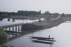 Digue à l'entrée de la ville de Djenné.