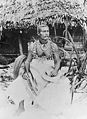 Tuimanuʻa Elisala Alalamua, o último chefe Tui Manu'a (1899–1909) segurando um "fue" em sua mão direita