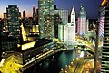 Chicago Sun-Times Building (ubicación del actual Trump International Hotel and Tower), Wrigley Building y Tribune Tower por la noche