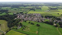 Hoonhorst, gezien vanaf het oosten vanuit de lucht.