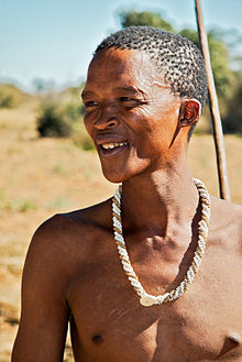 Un uomo San dalla Namibia. Molti San vivono ancora come cacciatori-raccoglitori.