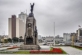 Desde la Plaza Grau con el Monumento a Miguel Grau Seminario