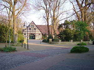 Hof Holling, een van de oudste herenboerderijen van Hopsten. Links een monument voor de Tödden.