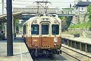 武庫川駅で発車を待つ3301形電車。 （1981年6月）