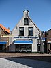 Huis met gepleisterde puntgevel