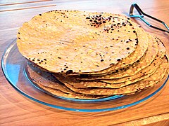 Una pila di papadum arrostiti pronti da servire