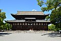 [参考] 東寺金堂。金堂は秀吉の造立した方広寺初代大仏殿を模して、造立されたとの伝承がある[115]。金堂には大仏殿のように観相窓があるが、安置される薬師如来の御顔の高さと合っておらず、金堂は東寺のためにデザインされた意匠ではないことを示唆している。