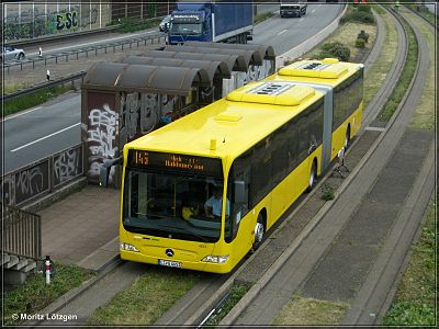 Spurbus auf der Spurbusstrecke inmitten der A40 – Haltestelle Feldhaushof