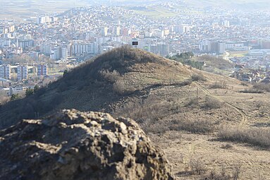 Панорама Косовске Митровице виђена са брда изнад цркве Светог Великомученика Димитрија.