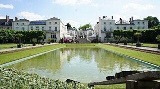 Vue du parc et château Moet & Chandon à cheval sur l'avenue de Champagne à Épernay.