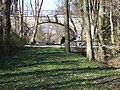 Den Park kreuzende Brücke der ehemaligen Bahnstrecke Bayreuth–Hollfeld