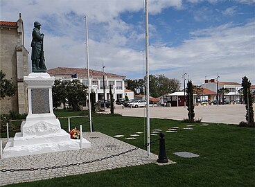 Monument aux morts et la mairie.