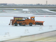 Chasse-neige avec salage Boschung à l'aéroport Frédéric-Chopin de Varsovie (Pologne).