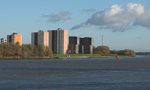 photo d'une rivière et groupe d'immeubles en arrière-plan