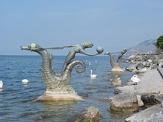 Statues de femmes chevauchant des hippocampes, sur les rives du lac Léman à Vevey (canton de Vaud, Suisse), 2005. (définition réelle 1 600 × 1 200*)