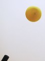 18 décembre 2012 La balle de ping pong jaune reste suspendue dans l'air grâce à l'effet Coandă, tout comme l'espèce de coquillette sur le "a".