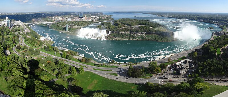 جسر قوس قزح، American، Bridal Veil، وHorseshoe Falls مرئية من برج سكيلون في 2016