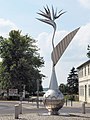 Deutsch: Strelizienskulptur aus Edelstahl des Metallgestalters Rene Winter in Neustrelitz. Die strelizia reginae ist die Stadtblume von Neustrelitz. English: Strelizien sculpture in Neustrelitz, German Federal State Mecklenburg-Vorpommern.