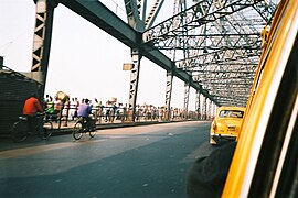 Die Howrah Bridge verbindet Kalkutta über den Hugli mit Howrah