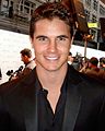 Robbie Amell interpreta Stephen Jameson.