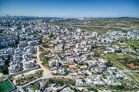 מבט אל צפון מערב בית חנינא. מרחוק – בית חנינא הישנה (הכפר) ושכונת רמות