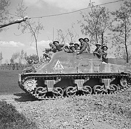 Een M7 Priest Kangaroo van de 209e gemechaniseerde artillerie-eenheid, Royal Artillery, in de buurt van Conselice (Italië), 13 april 1945