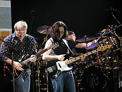 Alex Lifeson, Geddy Lee a Neil Peart zo skupiny Rush turné k 30. výročiu skupiny v roku 2004