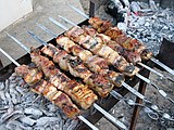 Masakan kebab ikan sturgeon di Turkmenistan